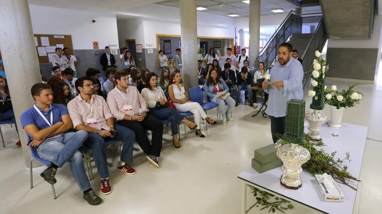 Sesión formativa en el Encuentro de jóvenes cofrades de 2017 en el colegio de la Trinidad