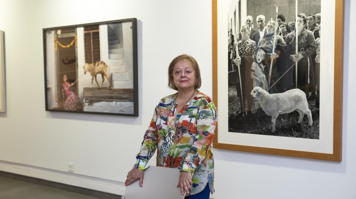 Cristina García Rodero, en el centro de arte Rafael Botí de Córdoba, entre fotografías suyas