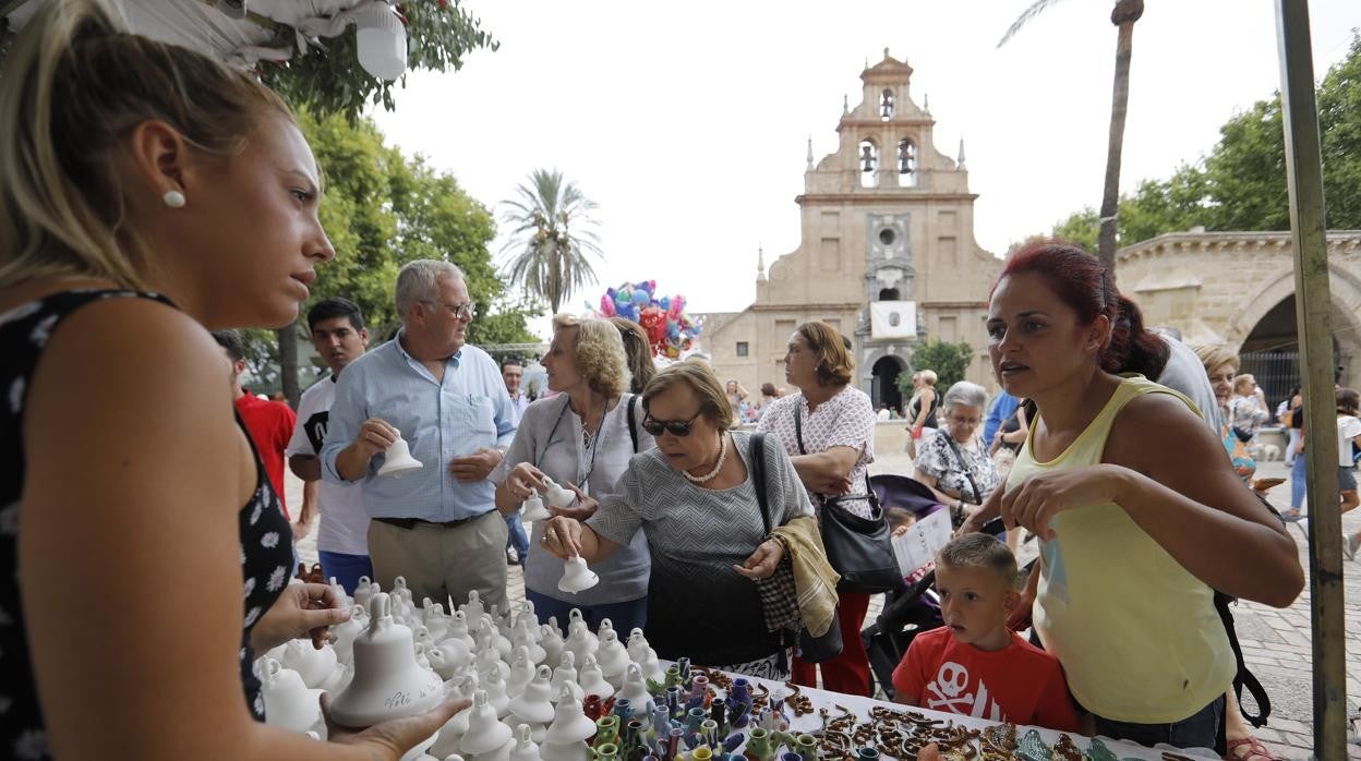 Una imagen de un puesto de campanitas en la edición de 2019 de la Velá de la Fuensanta