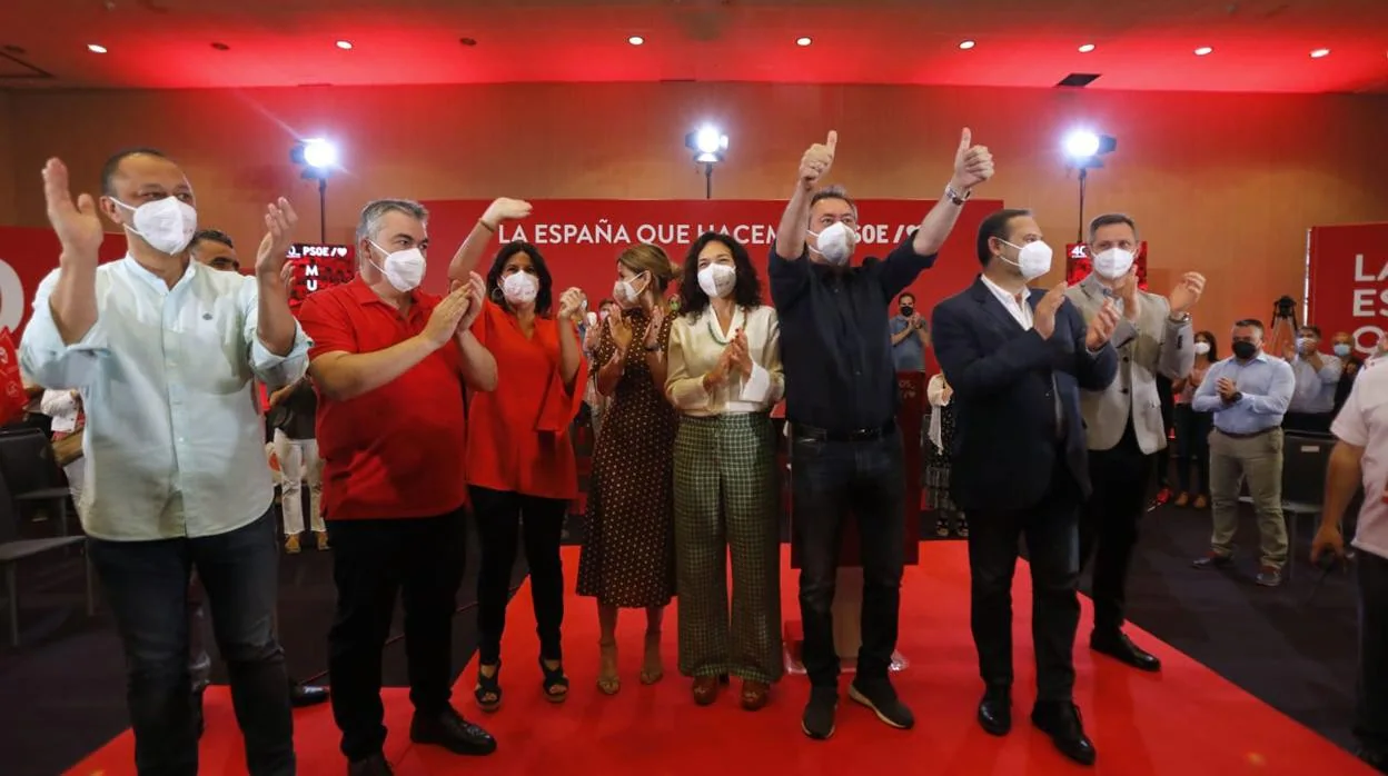 Espadas saluda arropado por figuras destacadas del PSOE