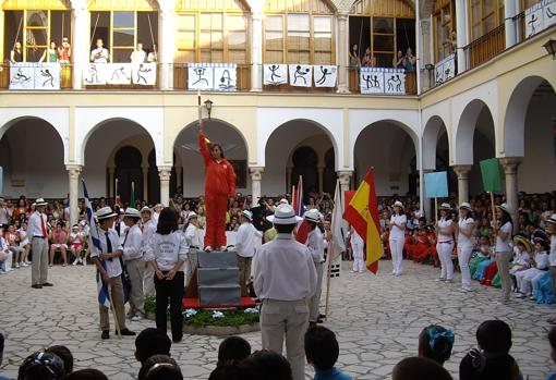 Fiesta en el patio del colegio