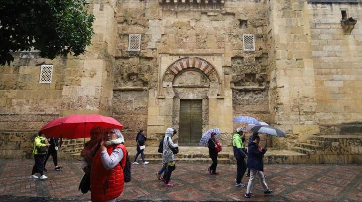 Turistas con paraguas en la Mezquita en una imagen de archivo