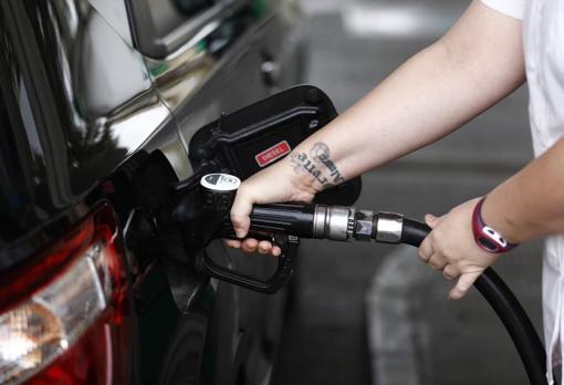 Un conductor echando gasolina