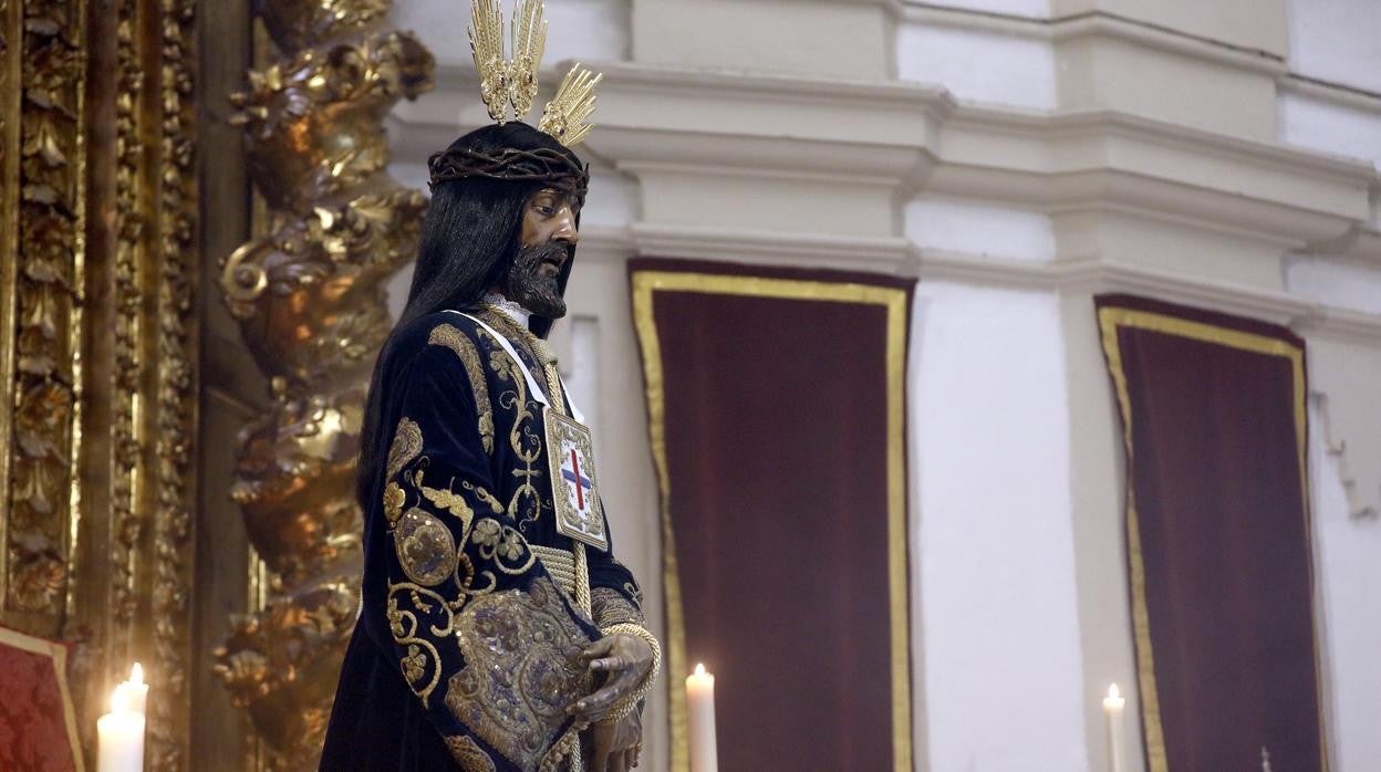 Nuestro Padre Jesús Nazareno Rescatado, en el acto de veneración previo al comienzo de su restauración