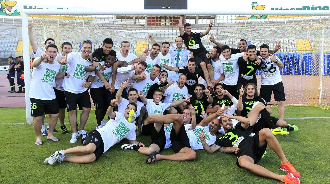 La plantilla del Córdoba CF celebra el ascenso a Primera en Las Palmas