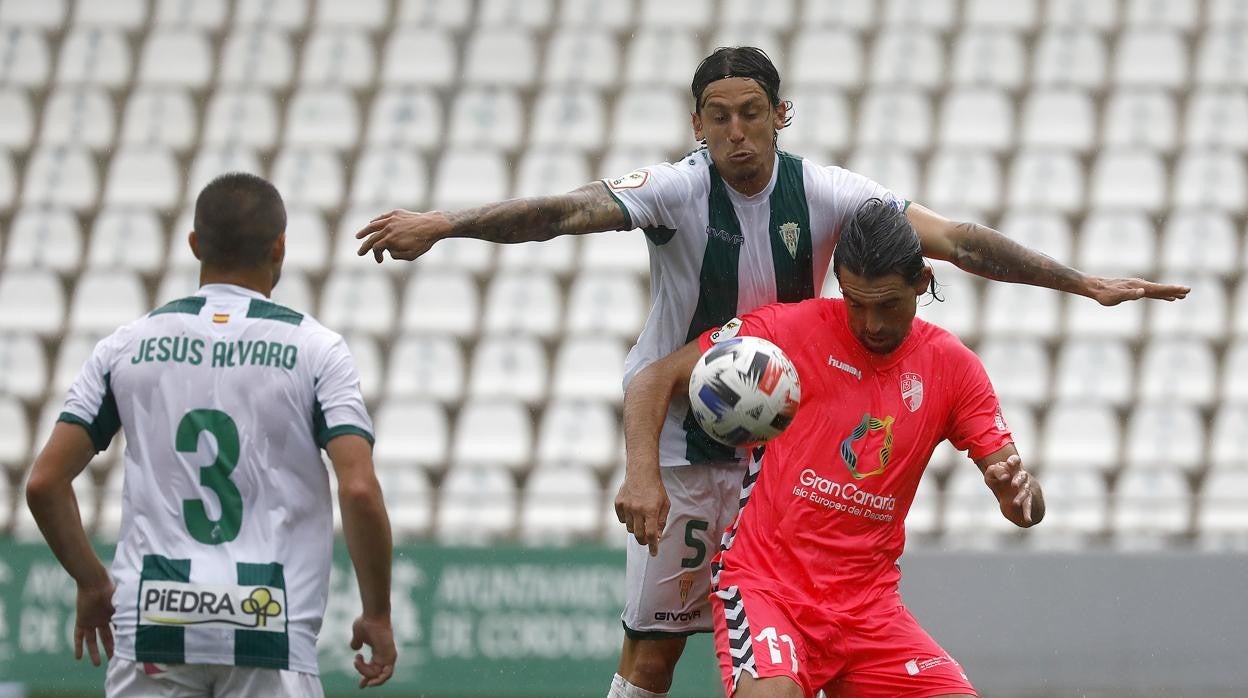 El lateral derecho Manu Farrando, ante el Tamaraceite