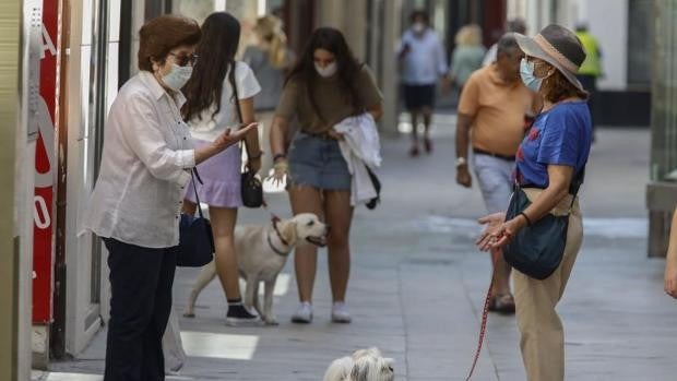 La Junta de Andalucía recomienda seguir con la mascarilla al aire libre y quiere regular su uso