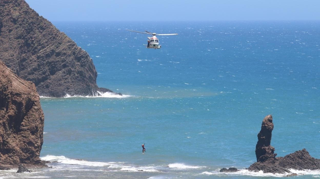 Rescate del cuerpo sin vida de uno de los dos bañistas desaparecidos en Cala Rajá, en Mijas