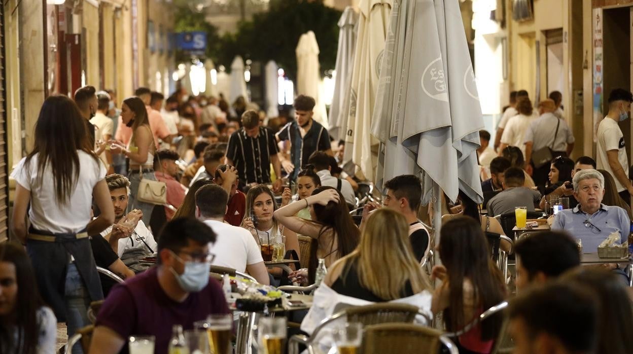 Jóvenes en las terrazas de la céntrica calle de la Plata en Córdoba