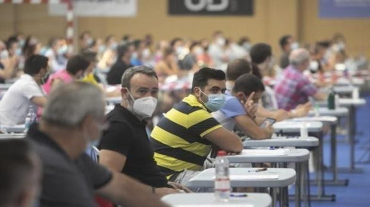 Opositores durante un examen con las mascarillas de protección