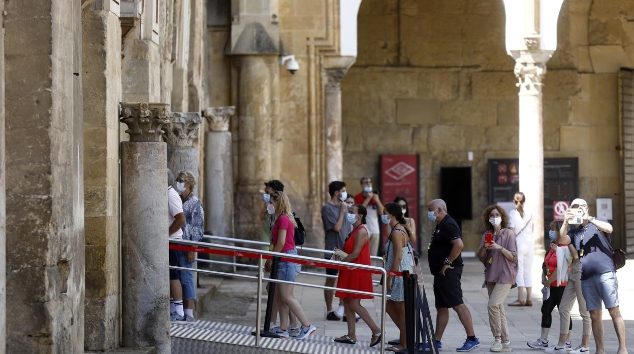 Cola de personas para entrar en la Mezquita-Catedral