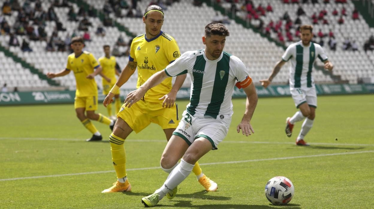 El capitán del Córdoba CF, Javi Flores, seguirá luciendo el brazalete hasta 2023