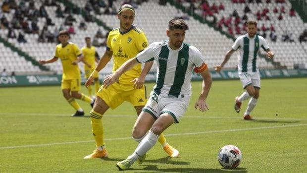 Fichajes Córdoba CF | Javi Flores renueva por dos temporadas