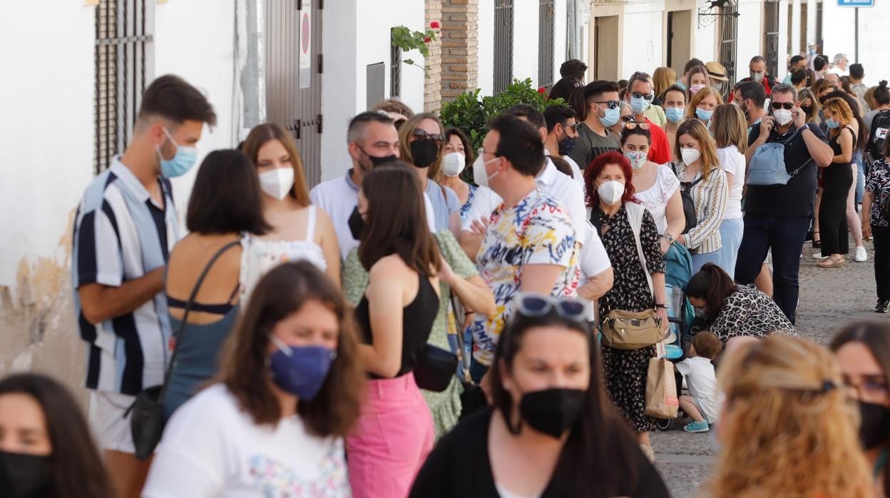 Personas a la espera de visitar un patio en la certamen de esta primavera