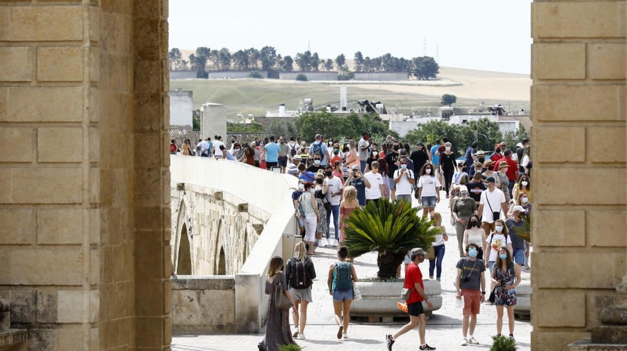 Turistas en el Puente Romano durante uno de los fines de semana del pasado mes