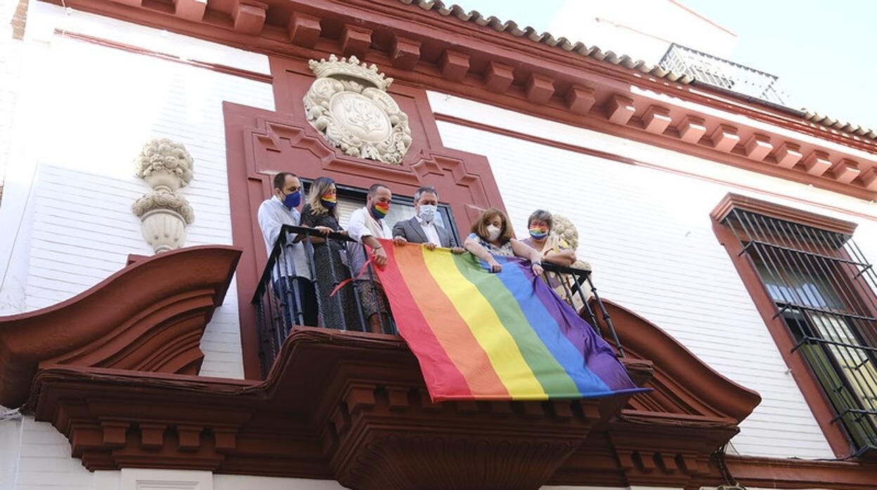 Juan Espadas despliega la bandera LGTBI en la sede regional del PSOE andaluz