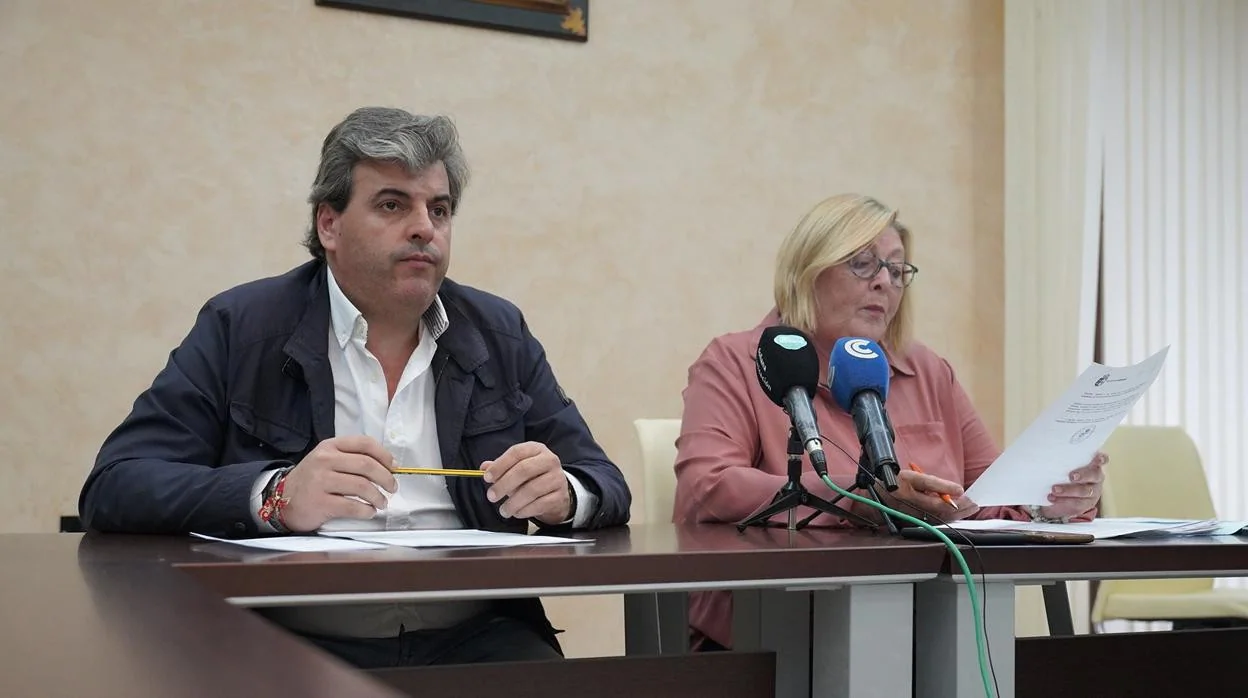 José Miguel Espina Bejarano junto a la alcaldesa de Almonte informan en 2019 de las conclusiones de la comisión de investigación abierta en el Ayuntamiento a causa de las obras en el Asperillo