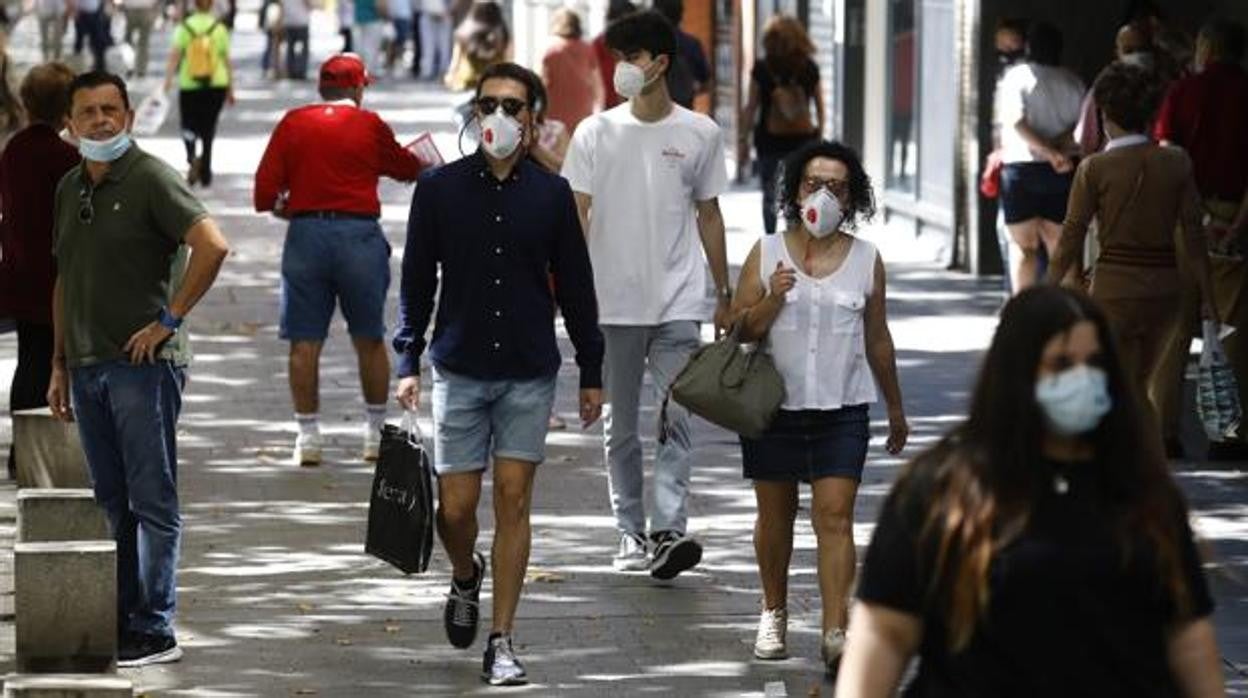 Viandantes con la mascarilla puesta