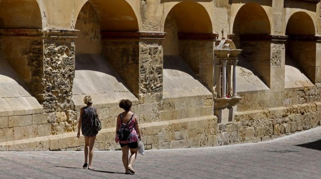 Dos jóvenes pasean junto a la Mezquita Catedral