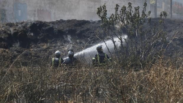 Los bomberos de Córdoba combaten un fuego en torno a El Fontanar, que deja una gran columna de humo