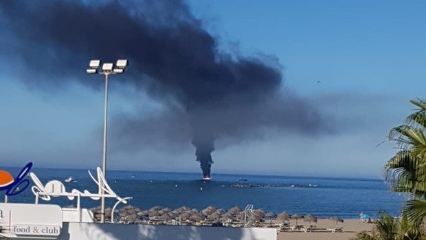 Rescatan a dos personas tras incendiarse su barco en la costa de Benalmádena