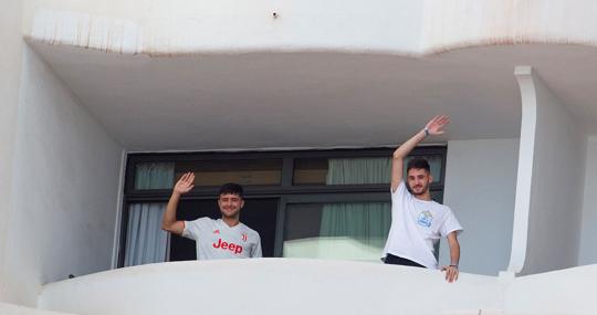 Dos jóvenes en el balcón del hotel Palma Bellver