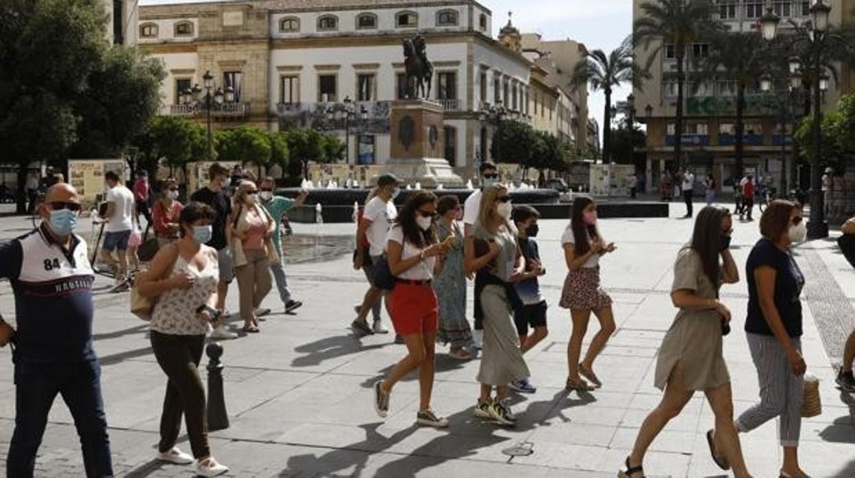 Viandantes por la plaza de las Tendillas en la capital cordobesa