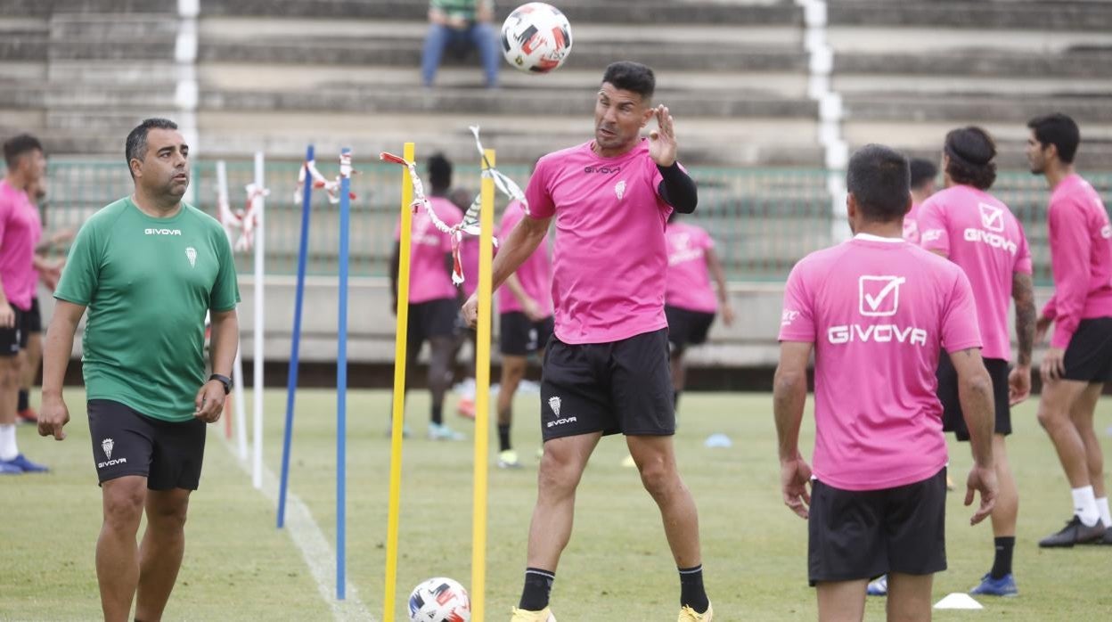 El delantero del Córdoba Willy remata de cabeza junto al entrenador blanquiverde Germán Crespo