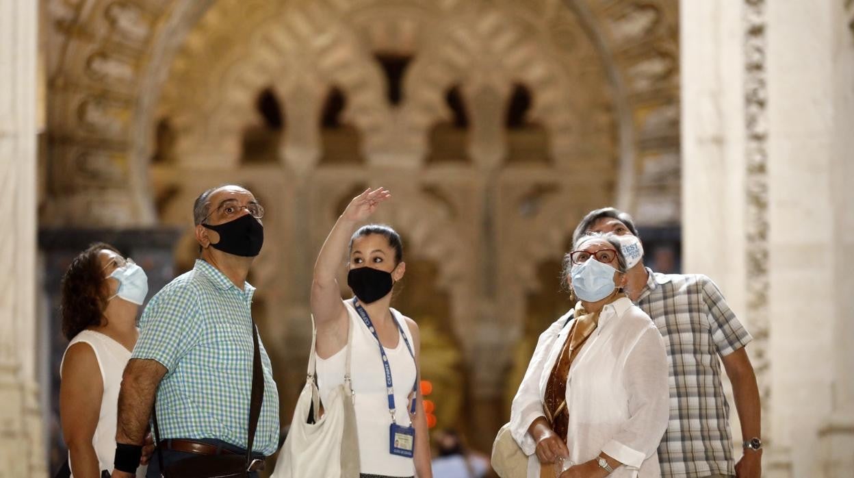 Turistas en el interior de la Mezquita-Catedral de Córdoba