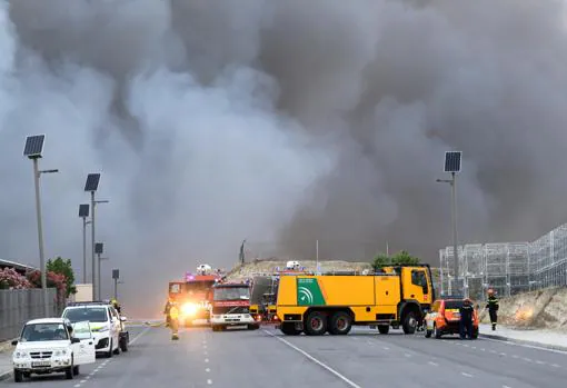 Servicios de bomberos actuaron para sofocar el incendio