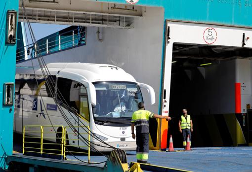 Uno de los autobuses, en el puerto de Valencia