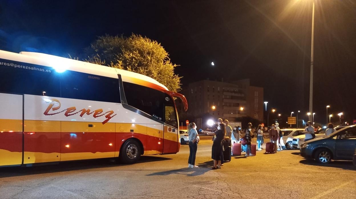 Uno de los autobuses a su llegada a Córdoba