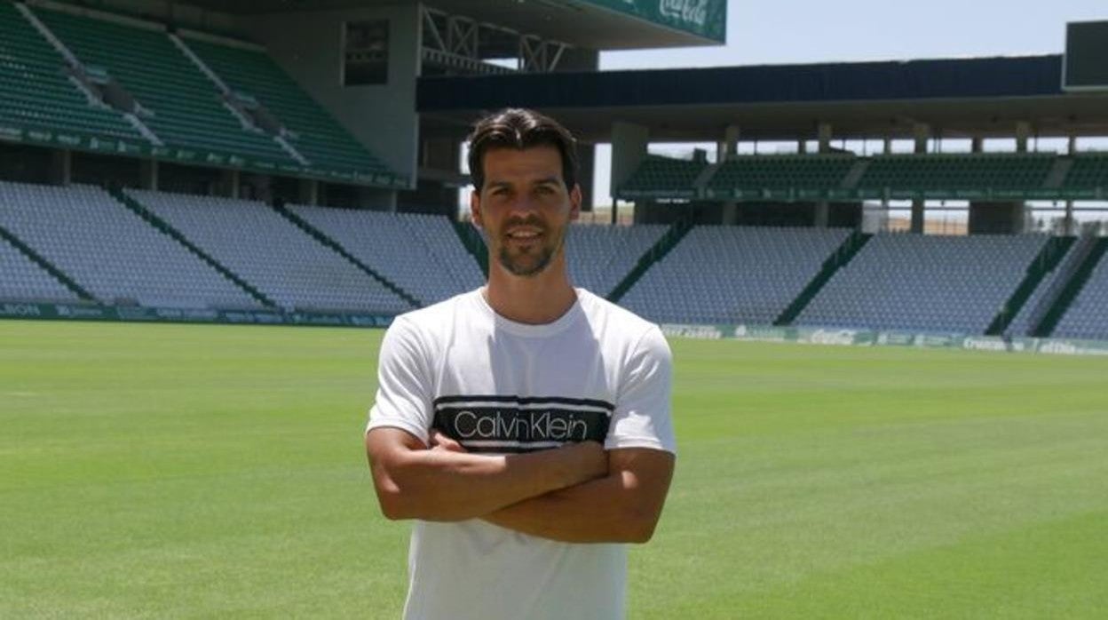 José Ruiz, uno de los flamentes fichajes, en el estadio de El Arcángel