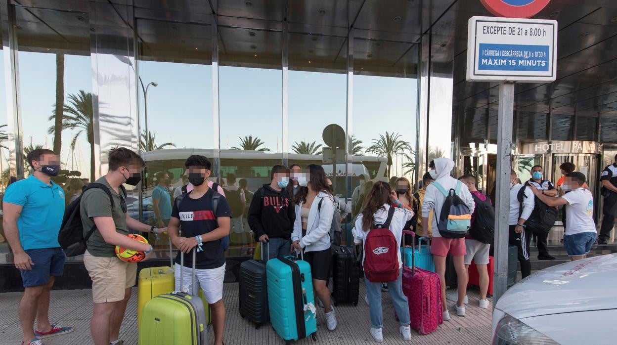 Estudiantes en las puertas de un hotel en mallorca