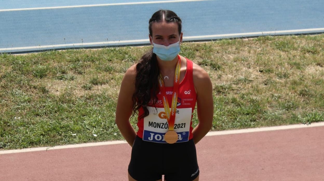 Carmen Avilés con el bronce al cuello