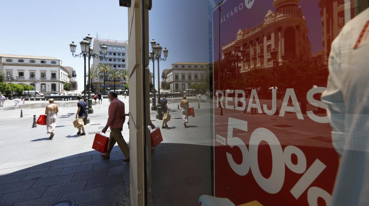 Tiendas del Centro de Córdoba en la campaña de rebajas de verano a finales de junio