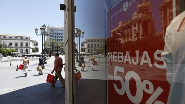 El Ayuntamiento promete de nuevo para septiembre los bonos para gastar en comercios de Córdoba