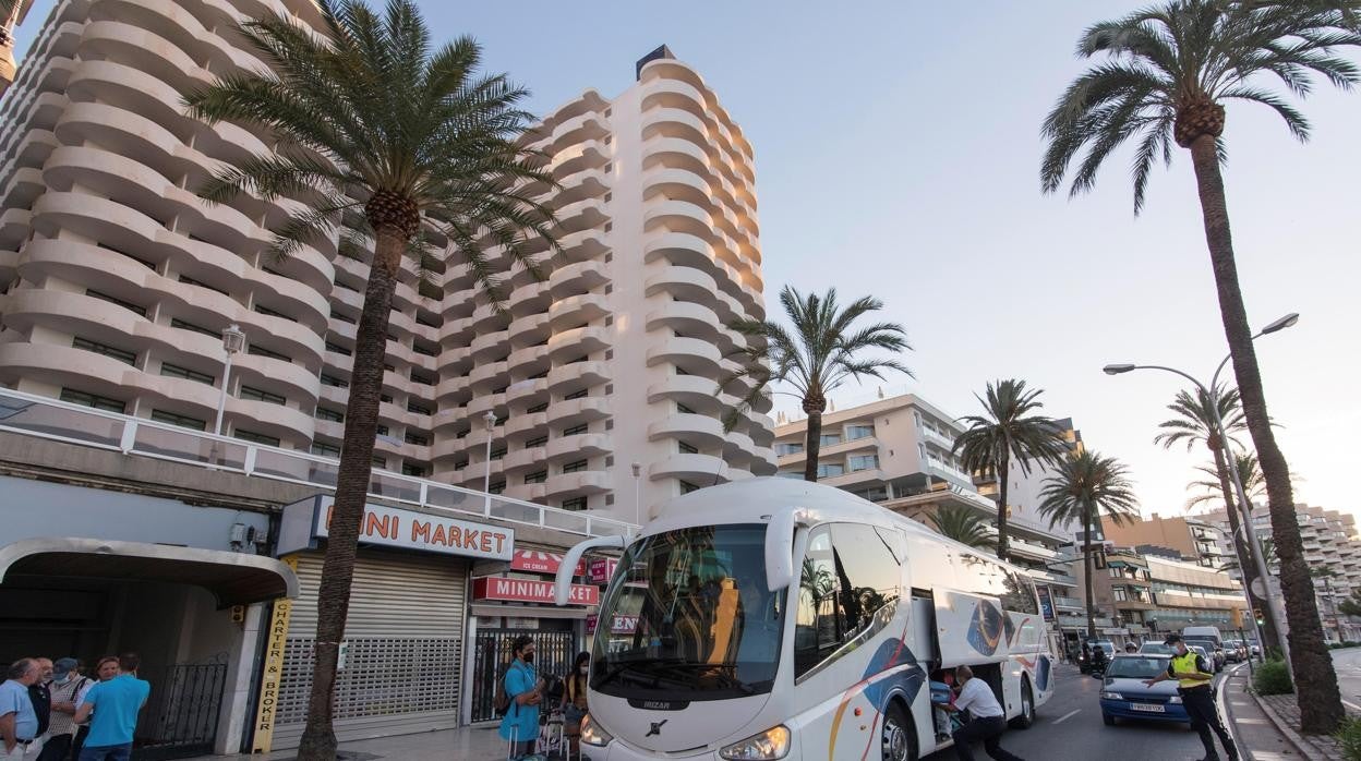 Estudiantes suben a un autobús delante del hotel balear medicalizado