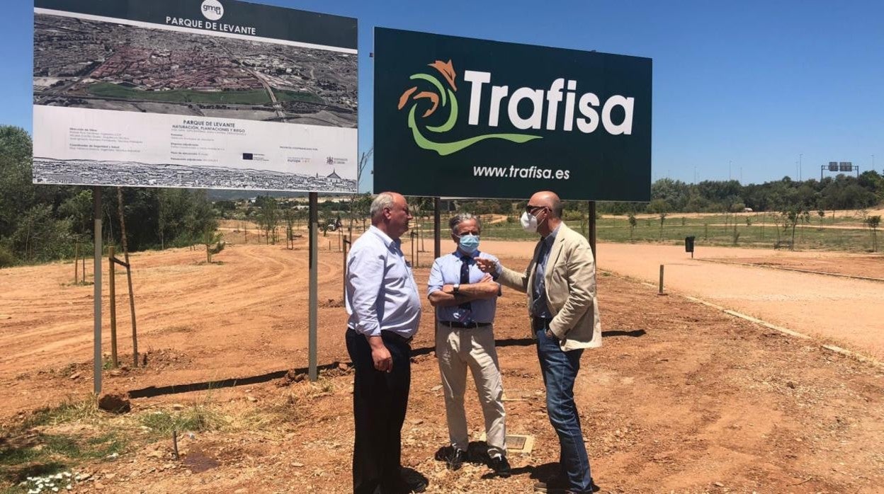 Salvador Fuentes durante su visita a las obras del parque de Levante este fin de semana