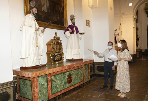 Felisa Cañete, a la derecha, observa a San Pedro Armengol y San Pedro Pascual, en su altar