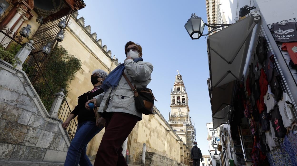 Dos mujeres junto a la Mezquita-Catedral