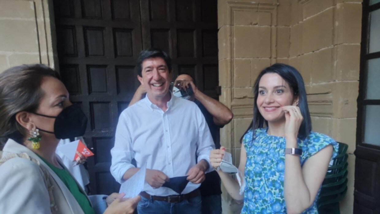 Inés Arrimadas y Juan Marín, antes de participar este lunes en Baeza en un acto con militantes