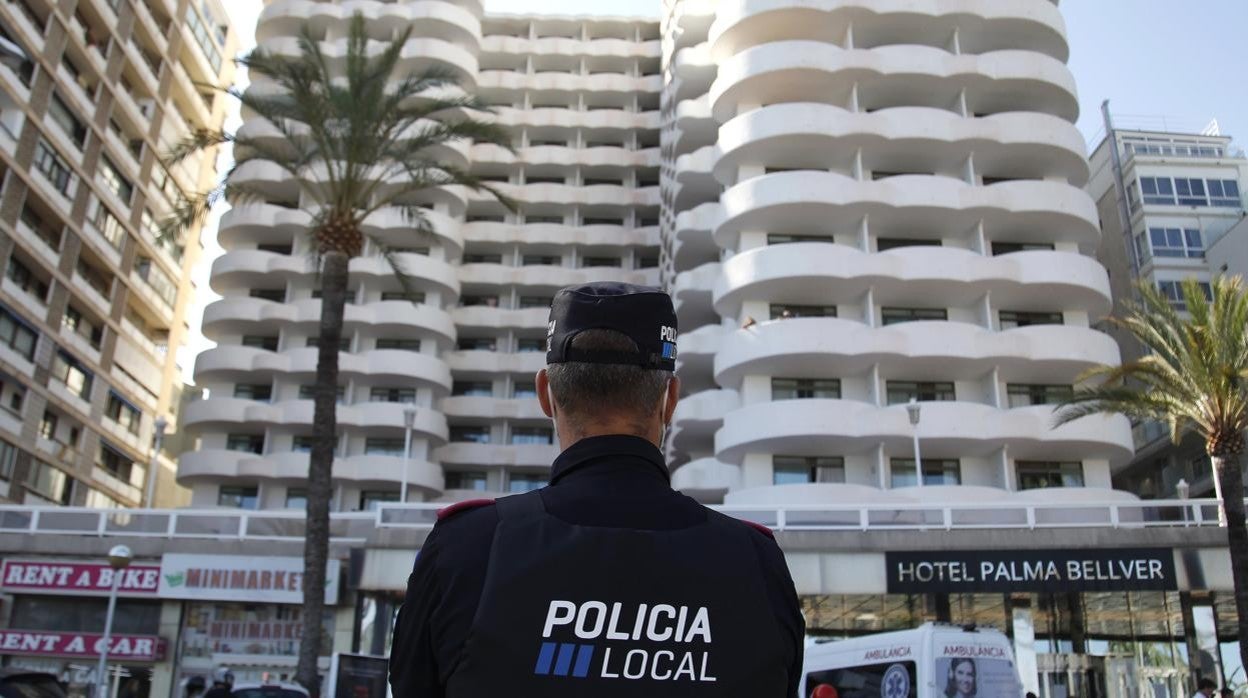 Un Policía Local custodia la entrada del Hotel Palma Bellver de Palma de Mallorca