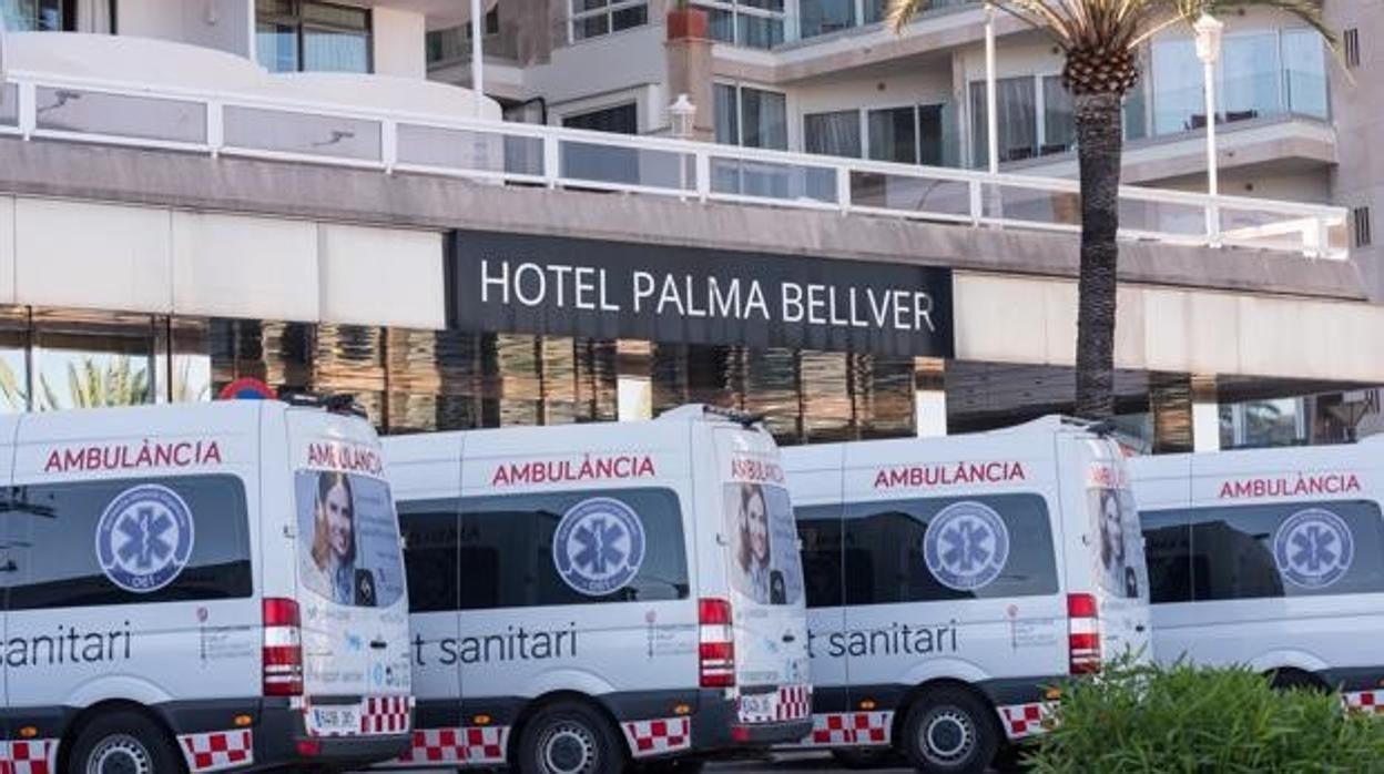 Ambulancias ante el hotel donde se encuentran los jóvenes confinados