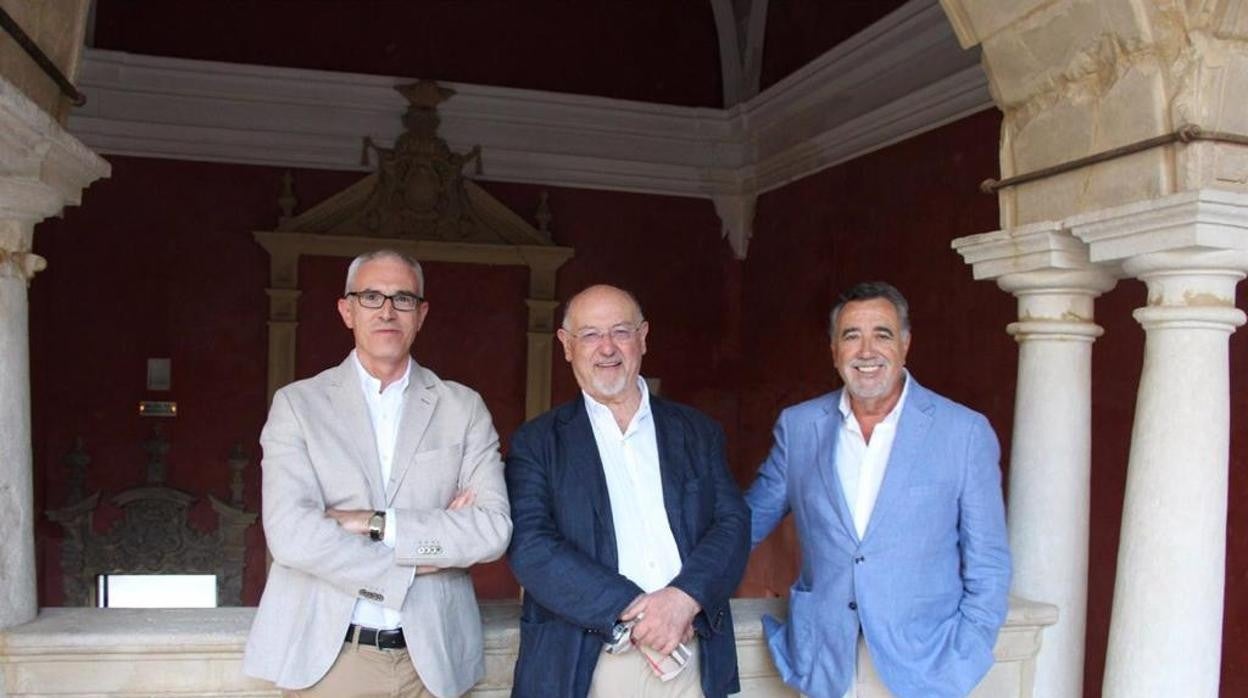 Juan Eslava, flanqueado por el director del curso, Emilio Lara, a la izquierda, y Jesús Maeso