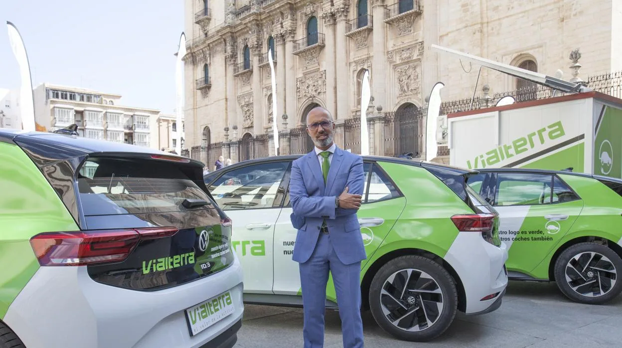 El CEO de Vialterra, Juan Manuel Bueno, ante varios de los vehículos eléctricos de la constructora