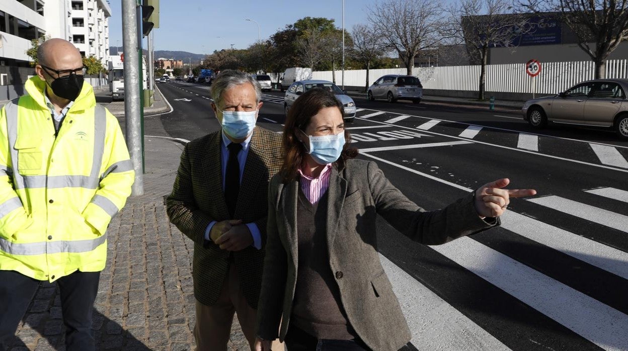 La delegada de Fomento de la Junta en Córdoba, Cristina Casanueva, en la calle Escritor Conde de Zamora