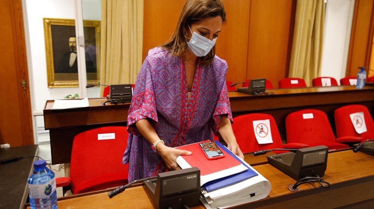 La portavoz municipal del PSOE, Isabel Ambrosio, en el Pleno del Ayuntamiento de este jueves