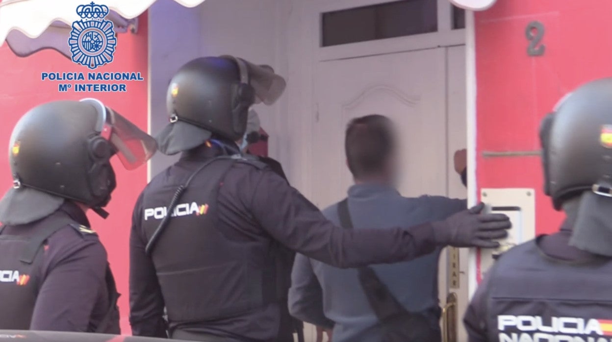 Entrada de la Policía en uno de los registros