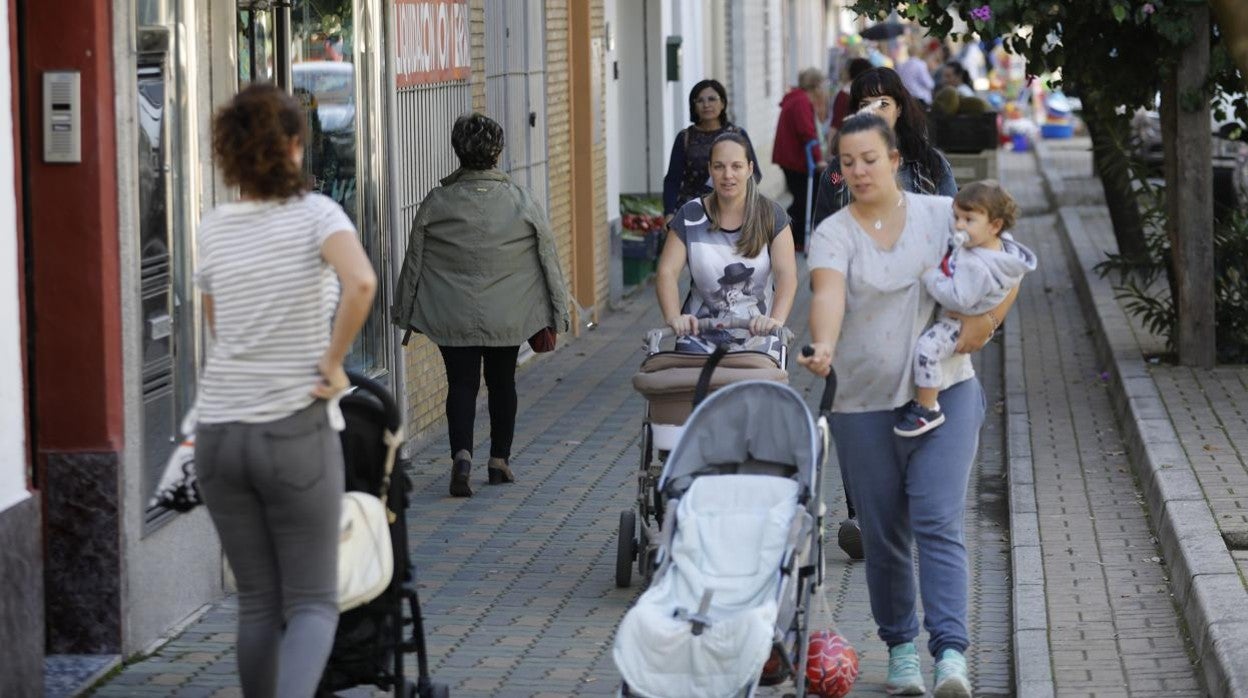 Varias personas en una calle de Alcolea, en una imagen de archivo